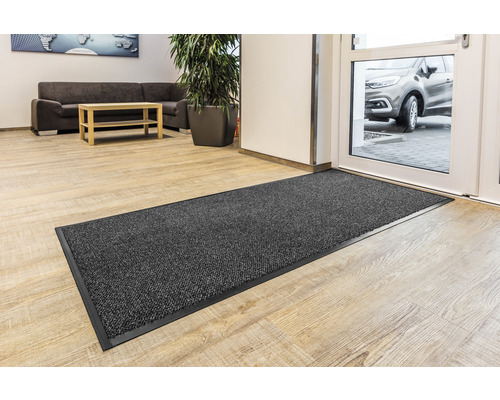 Grauer Schmutzfangläufer im Eingangsbereich eines Hauses.