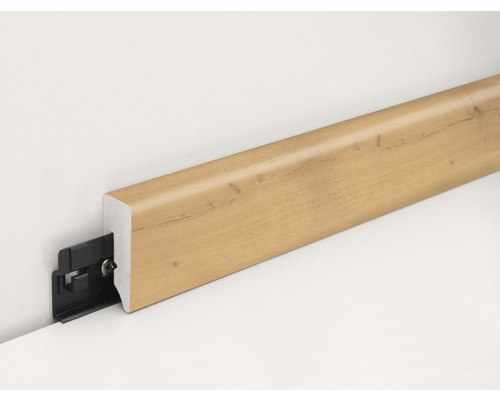 Sockelleiste mit Montageclip an einer Wand