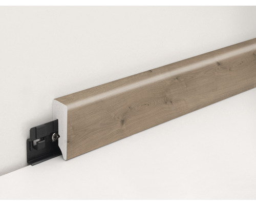 Sockelleiste mit Clipbefestigung an Wand und Boden.