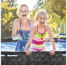 Mutter und Tochter haben Spaß im Pool