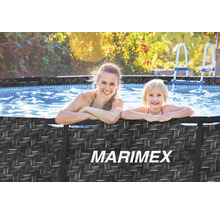 Mutter und Tochter im Marimex Pool im Garten