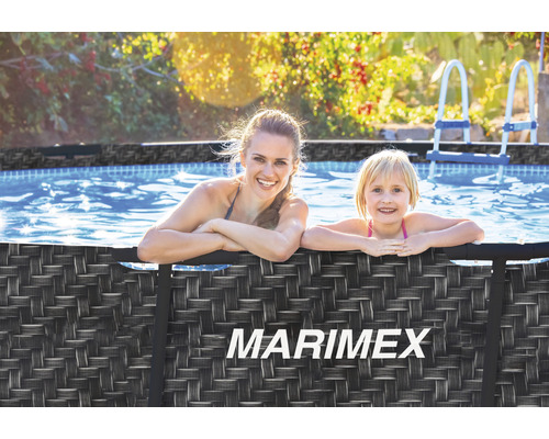 Mutter und Tochter im Marimex Pool im Garten