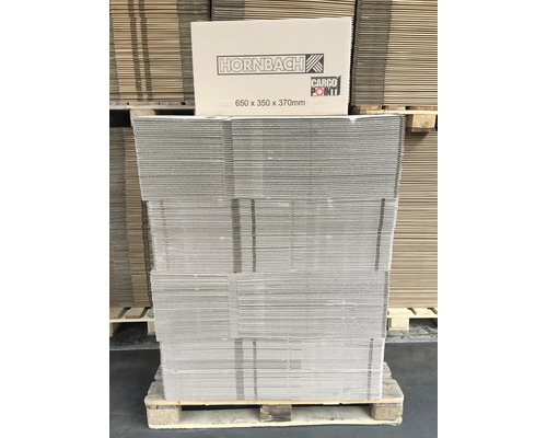 Stapel flach gefalteter Kartons auf Palette mit Hornbach Logo