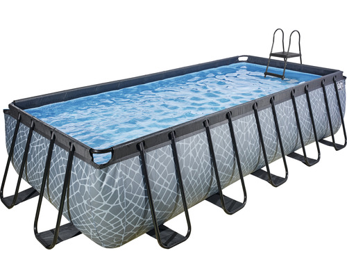 Rechteckiger Rahmenpool mit Leiter und Wasseroberfläche