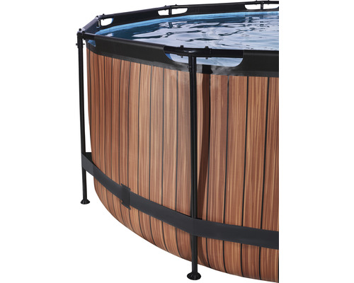 Detailansicht eines runden Pools mit Holzverkleidung und schwarzem Rahmen