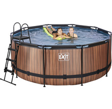 Aufstellpool mit Leiter und Holzoptik, darin zwei Personen auf einer Luftmatratze