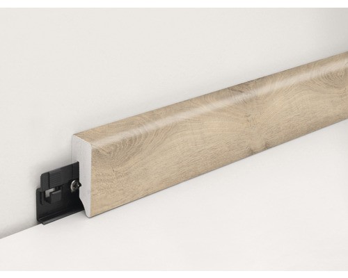 Sockelleiste mit Montageclip zur Bodenbefestigung.