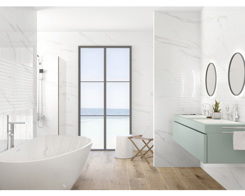 Badezimmer mit Badewanne, Waschtisch, Spiegeln und Fenster mit Meerblick