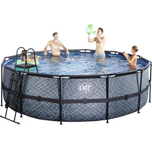 Aufstellpool mit Stahlrahmen, Leiter und spielenden Personen im Wasser