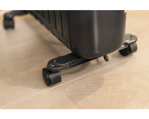 Detailansicht eines Heizkörpers mit Rollen für den einfachen Transport