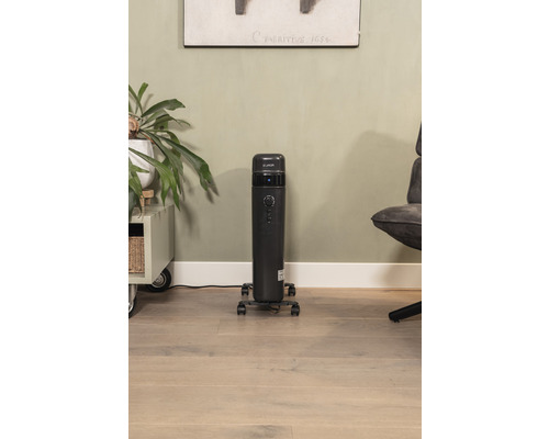 Mobiler Heizkörper mit Rollen in einem Wohnraum.