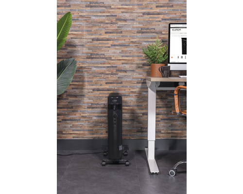 Elektroheizer im Büroraum neben einem Schreibtisch