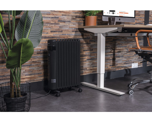 Raumansicht mit einem mobilen Heizkörper neben einem Schreibtisch
