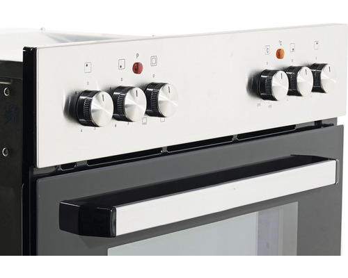 Detailansicht eines Küchenherds mit Drehknöpfen und Backofentür