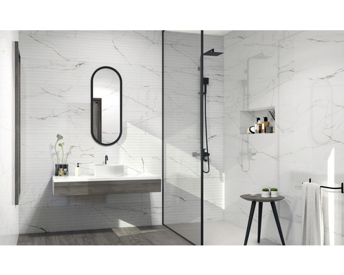 Modernes Badezimmer mit Marmorfliesen, Waschtisch, Spiegel und Dusche