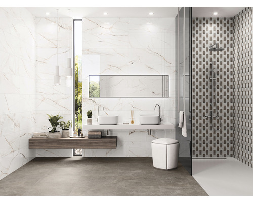 Modernes Badezimmer mit weißen Marmorfliesen, Waschtisch mit zwei Waschbecken und Dusche mit Mosaikfliesen