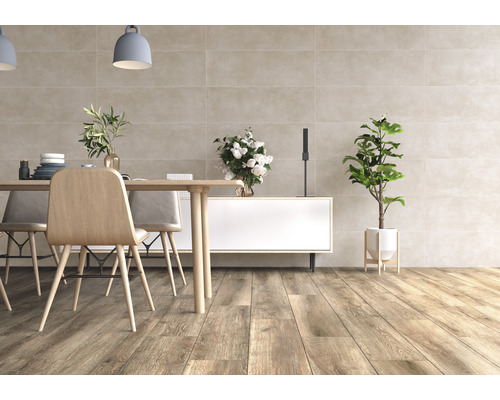 Beige Fliesen an Wand und Holzboden in einem hellen Esszimmer.