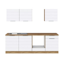 Küchenzeile mit Spüle, Unterschränken und Hängeschränken