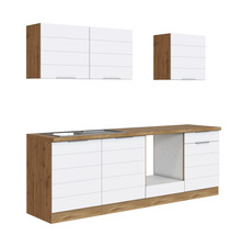 Küchenzeile mit Spüle, Unterschränken und Hängeschränken