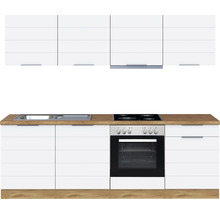 Küchenzeile mit Spüle, Herd und Hängeschränken