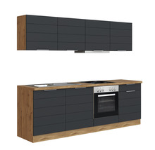 Küchenzeile mit Spüle, Herd und Hängeschränken