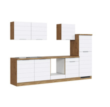 Küchenzeile mit Ober- und Unterschränken in Holzoptik und Weiß