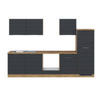 Küchenzeile mit Spüle, Arbeitsplatte und Schränken