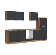 Komplette Küchenzeile mit Unter- und Oberschränken sowie Arbeitsplatte