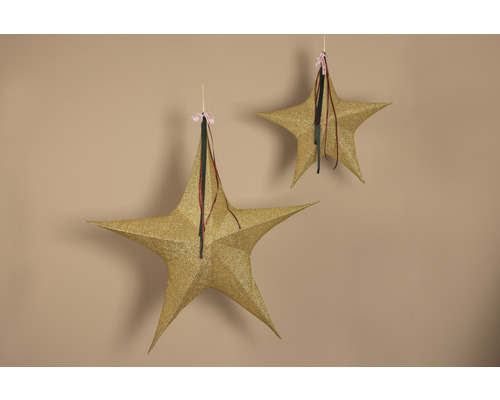Zwei goldfarbene Sterne als Dekoration für die Weihnachtszeit