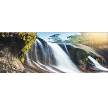 Wasserfall fließt über einen Felsen