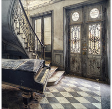 Innenaufnahme eines verlassenen Raumes mit Klavier, Treppe und Schachbrettboden