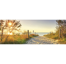 Sonnenaufgang am Strand mit Weg zum Meer