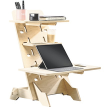 Verstellbarer Stehschreibtisch aus Holz mit Tablet, Stiften, Notizbuch und Getränk