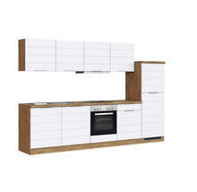 Küchenzeile mit Ober- und Unterschränken sowie Elektrogeräten