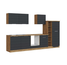 Einrichtung einer modernen Küche mit Holzkorpus und grauen Fronten.