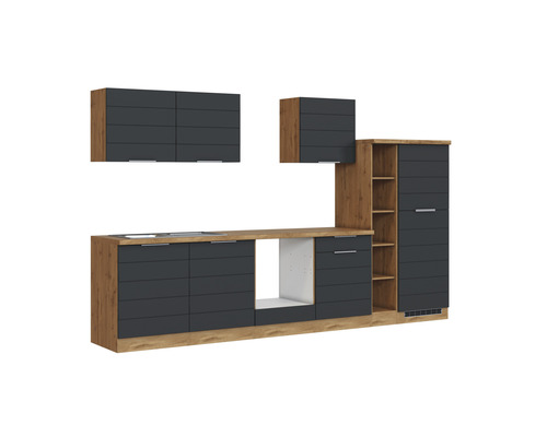 Einrichtung einer modernen Küche mit Holzkorpus und grauen Fronten.