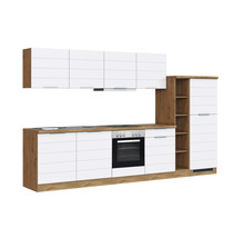 Moderne Küche mit Ober- und Unterschränken sowie Elektrogeräten.