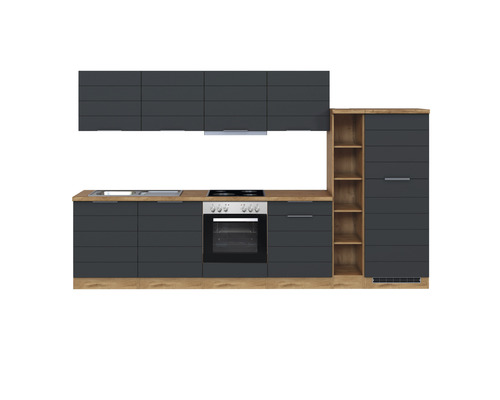 Küchenzeile mit Spüle, Herd, Backofen, Hängeschränken und Regalen