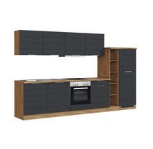 Küchenzeile mit Hängeschränken, Spüle, Herd und Kühlschrank