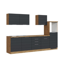 Küchenzeile mit Hängeschränken und Schubladen