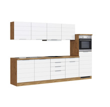 Komplette Küche mit weißen Fronten, Arbeitsplatte und Hängeschränken in Holzoptik sowie eingebautem Backofen