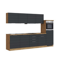 Moderne Küche mit Ober- und Unterschränken sowie eingebautem Ofen