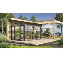 Gewächshaus mit Glaselementen und Holzrahmen auf einer Terrasse mit Gartenmöbeln unter einem Sonnenschirm