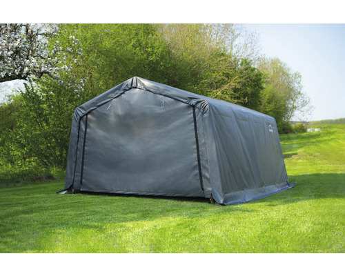 Grauer Lagerraum aus Plane im Garten.