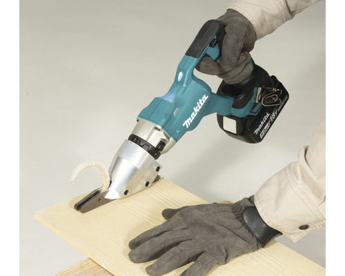 Makita Akku-Blechschere schneidet ein Werkstück