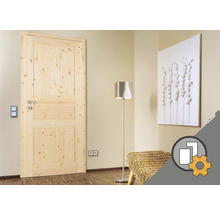 Holztür in einem hellen Raum mit Lampe und Dekoration