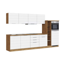 Moderne Einbauküche mit Hängeschränken, Unterschränken und Einbaubackofen.