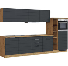 Komplette Küche mit Hängeschränken, Spüle, Kochfeld und Backofen