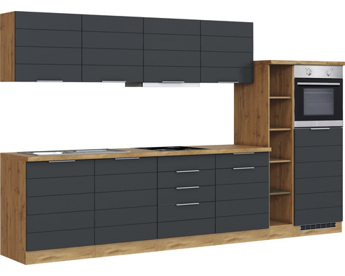 Komplette Küche mit Hängeschränken, Spüle, Kochfeld und Backofen