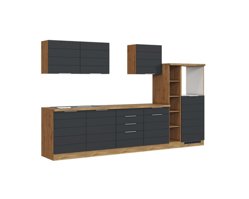 Küchenzeile mit Hängeschränken, Unterschränken und Regalen